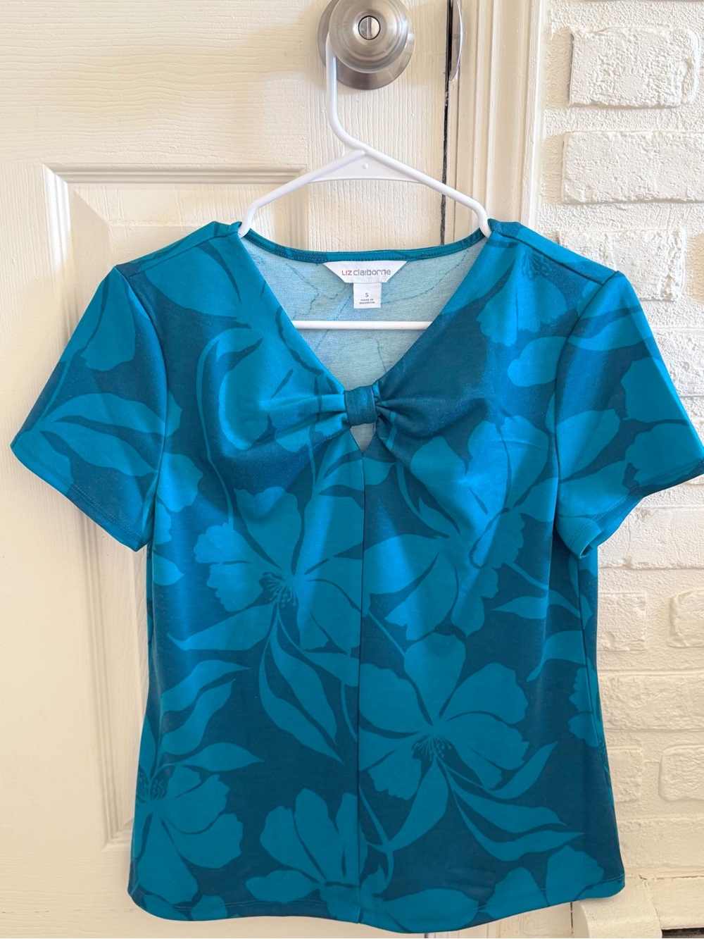 Liz Claiborne-Teal Floral V-Neck Short Sleeve Top (NWOT)